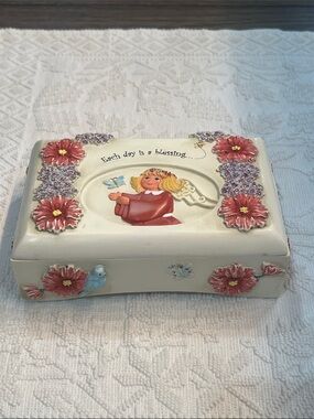 Ella Bella “Everyone Loves Little Angels” Each Day is a Blessings” Music Box